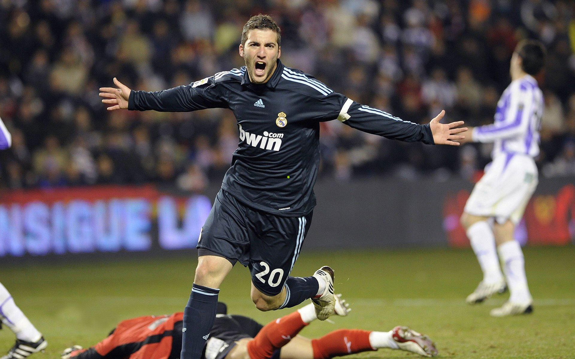 武磊回归中超引发热议，马德兴点评其留洋生涯成难以逾越的高峰